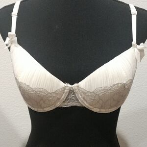 Frederick's of Hollywood Elegant Lace Bra in Cream and Gray